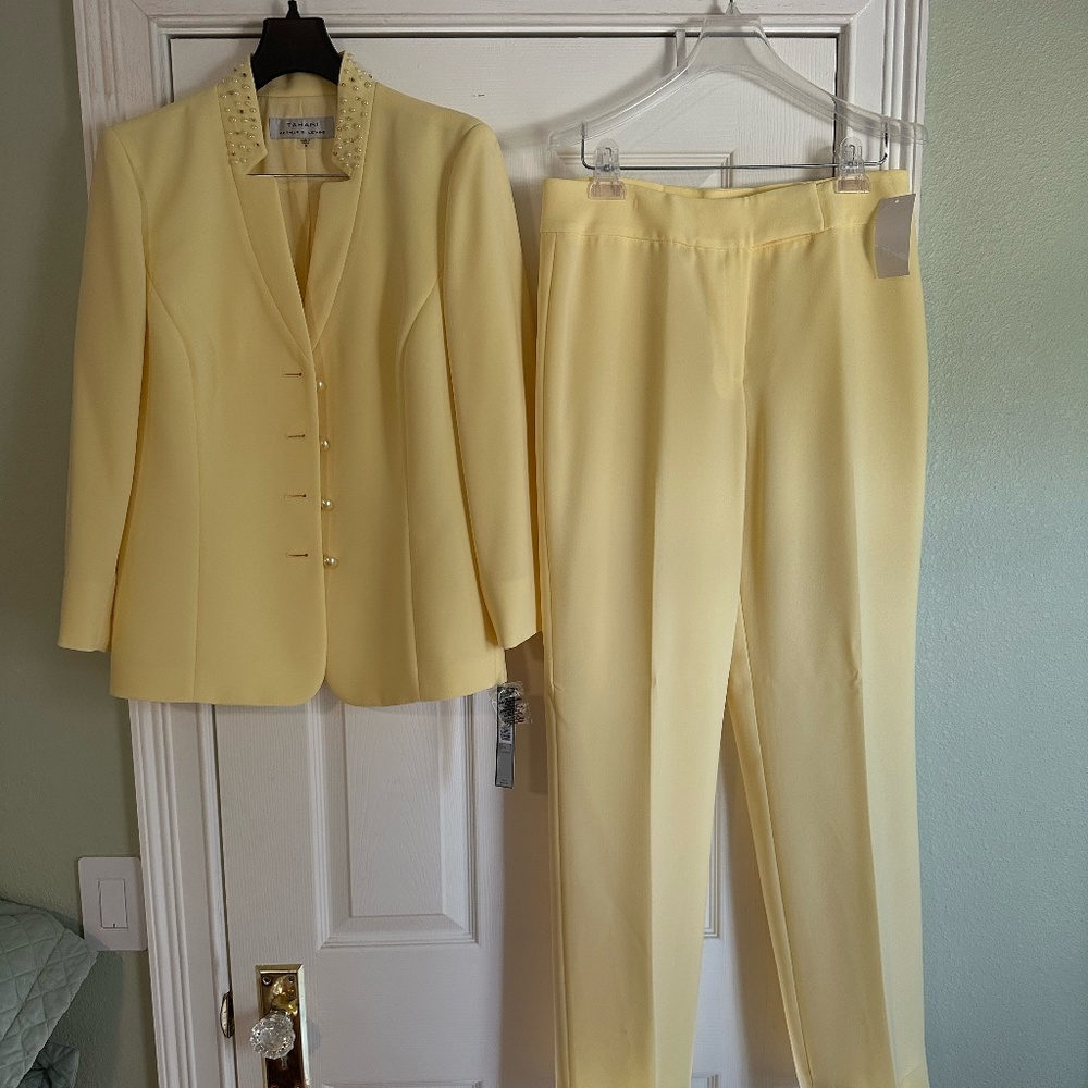 Tahari- 2 piece suit set- pants and jacket- Size 8 tags on never worn